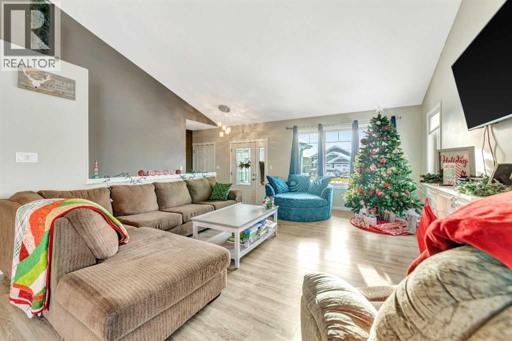 7312 35 Street, Lloydminster, AB - Indoor Photo Showing Living Room