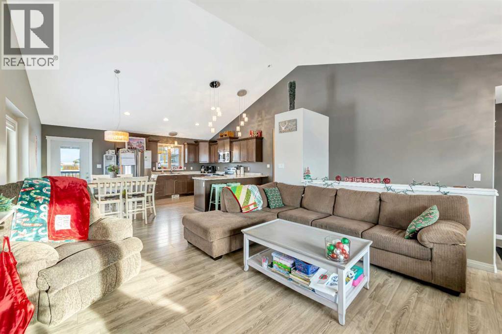 7312 35 Street, Lloydminster, AB - Indoor Photo Showing Living Room