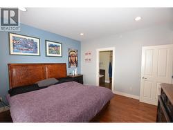 easily accommodates a king sized bed -