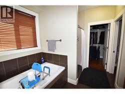 Separate tub/shower in the en-suite -