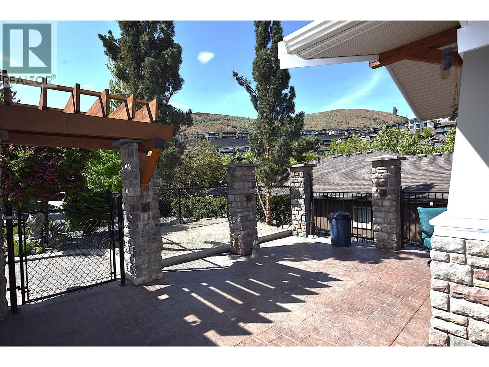 Enclosed front court yard - 3721 Razorback Court, Vernon, BC - Outdoor