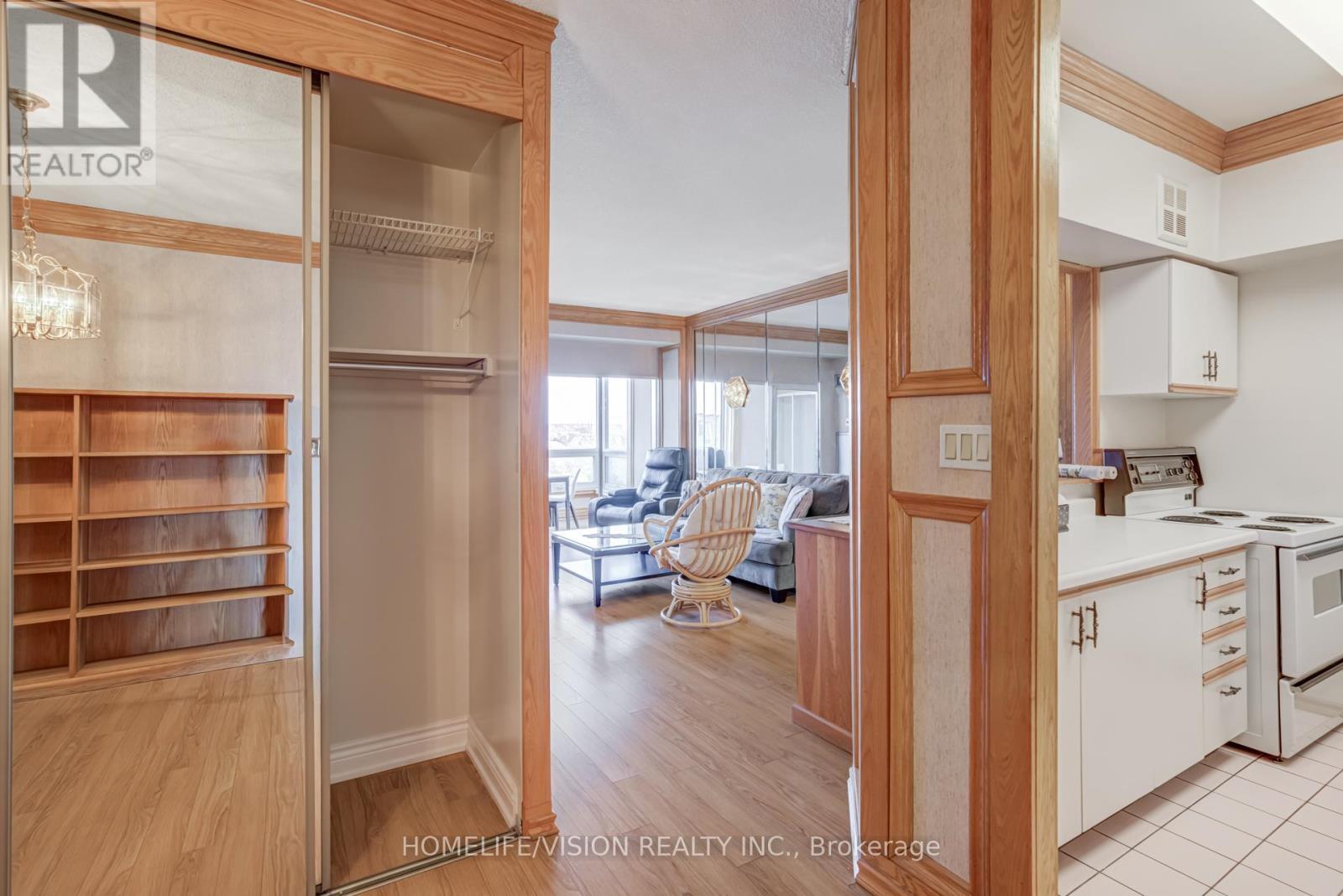 807 - 326 Major Mackenzie Drive E, Richmond Hill, ON - Indoor Photo Showing Kitchen