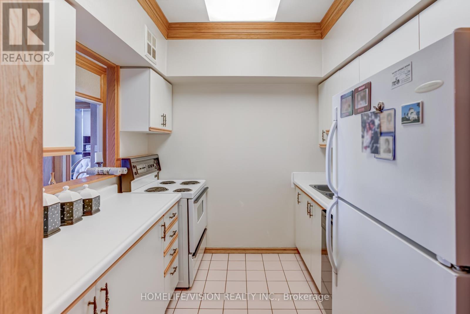 807 - 326 Major Mackenzie Drive E, Richmond Hill, ON - Indoor Photo Showing Kitchen