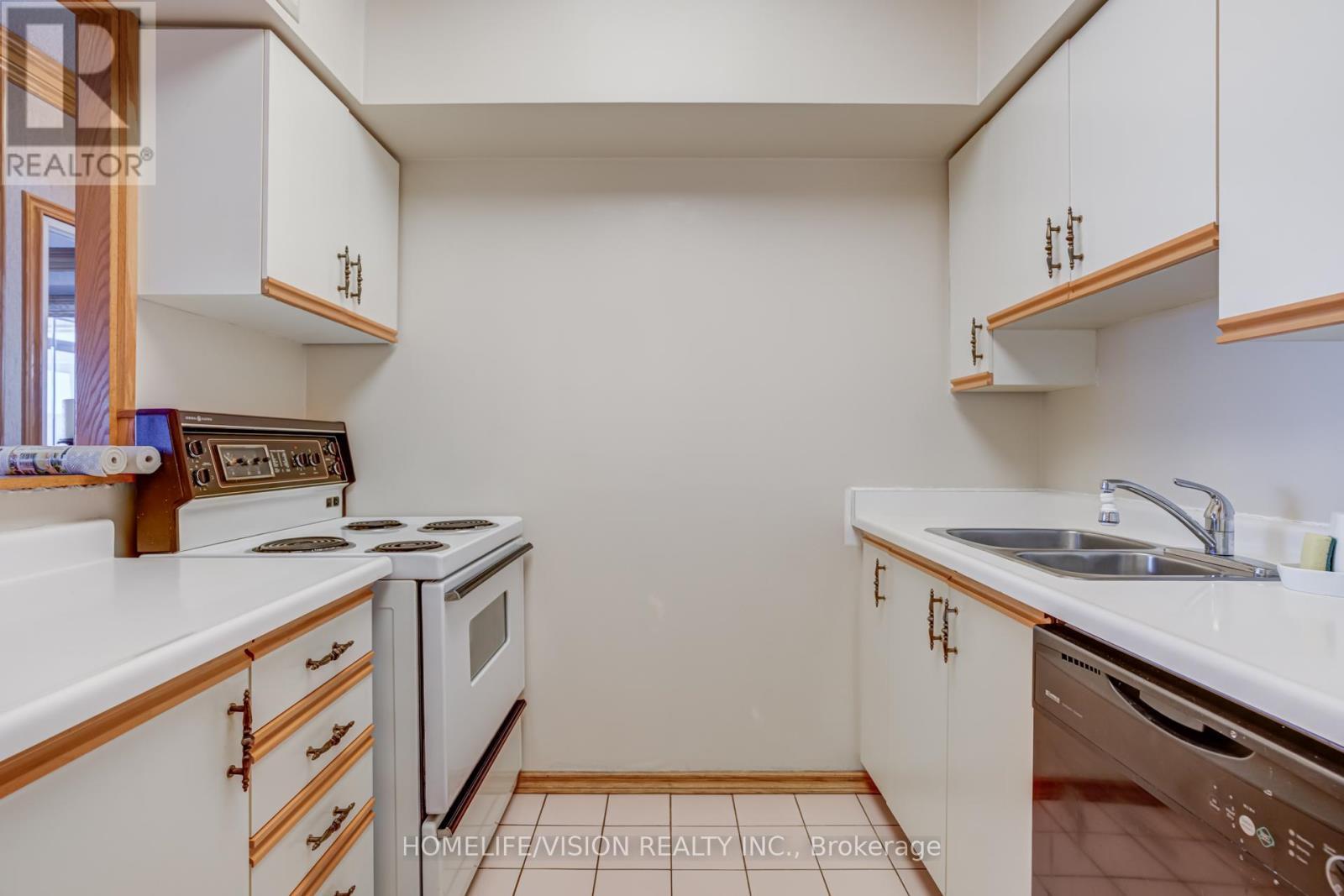 807 - 326 Major Mackenzie Drive E, Richmond Hill, ON - Indoor Photo Showing Kitchen With Double Sink