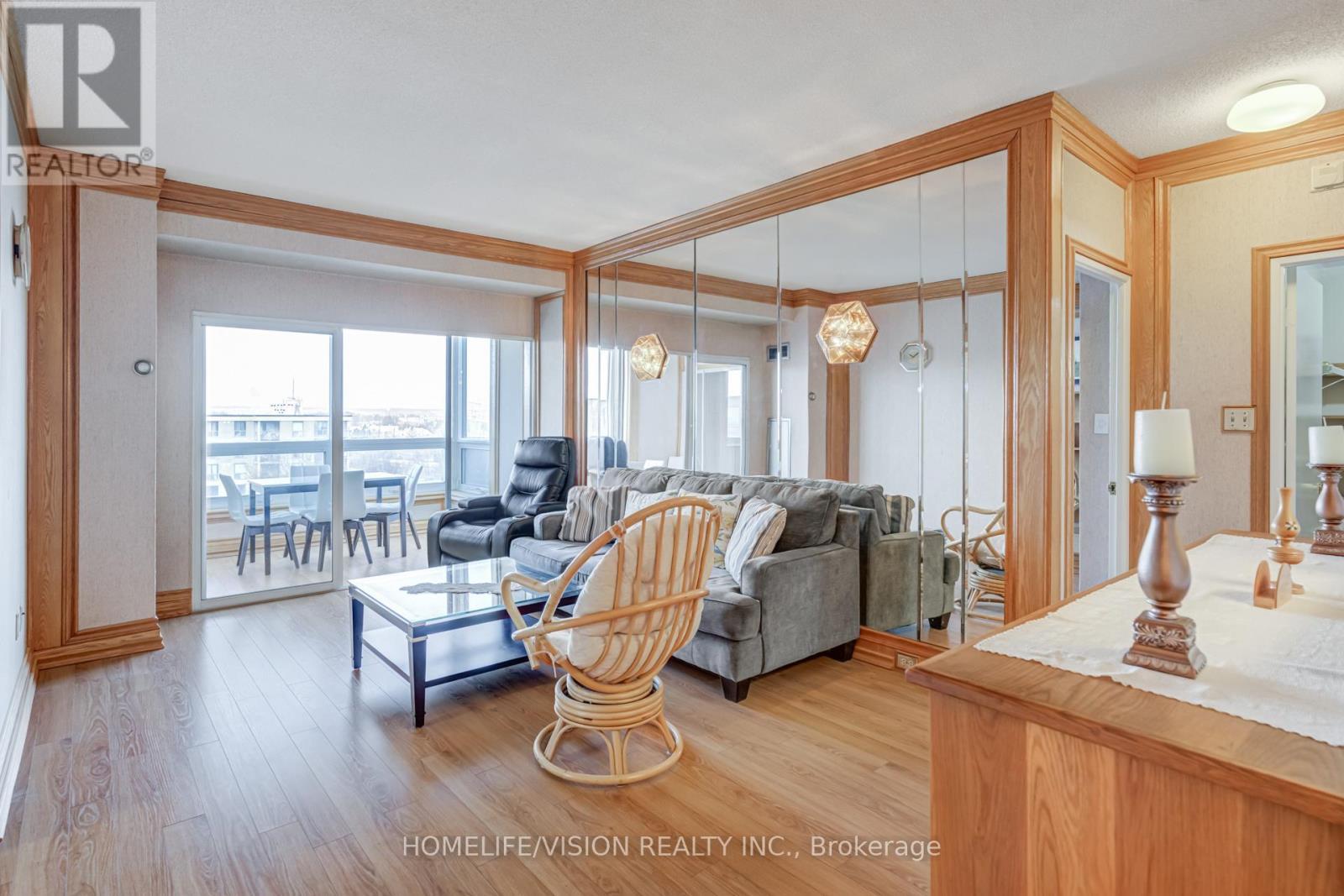 807 - 326 Major Mackenzie Drive E, Richmond Hill, ON - Indoor Photo Showing Living Room