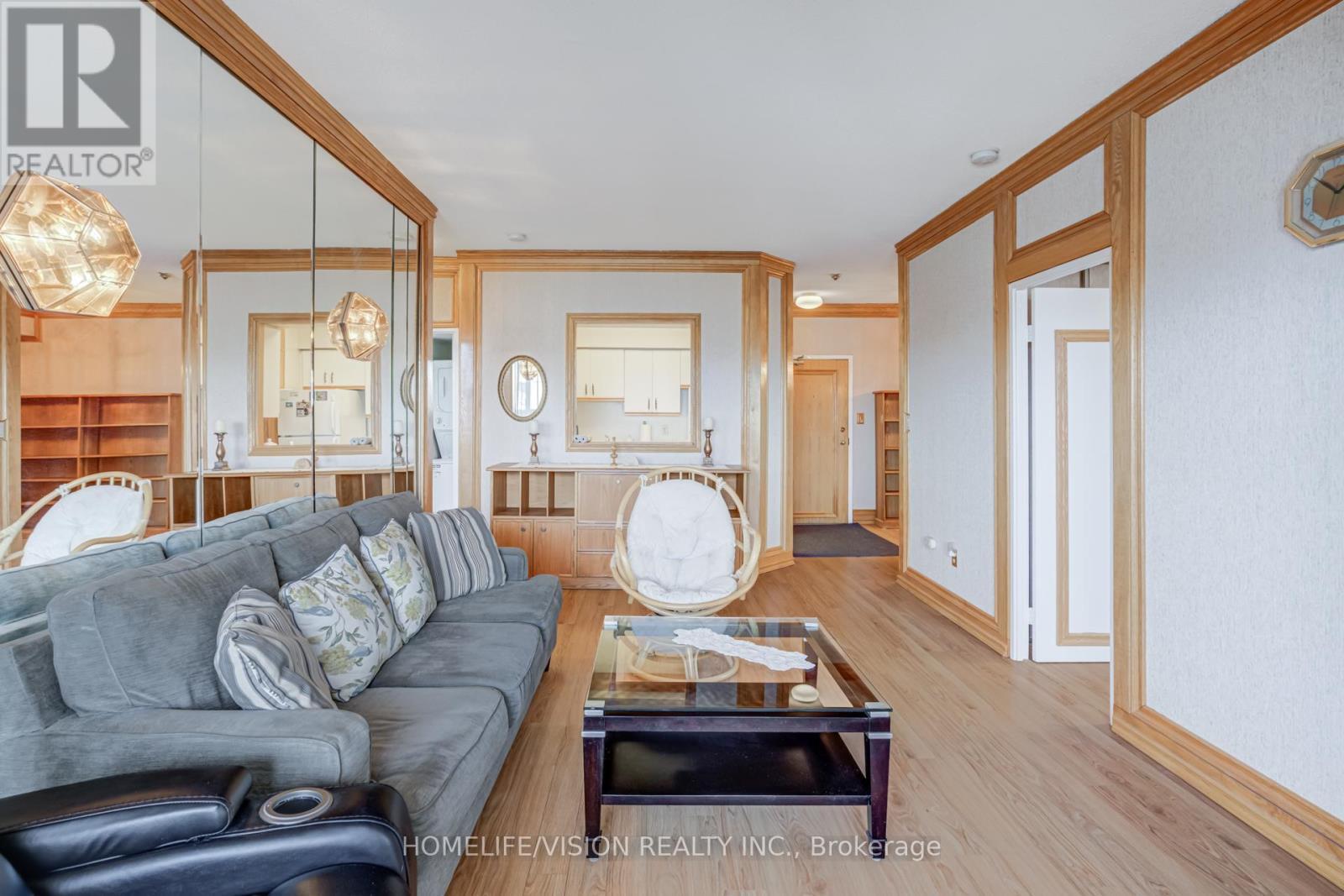 807 - 326 Major Mackenzie Drive E, Richmond Hill, ON - Indoor Photo Showing Living Room