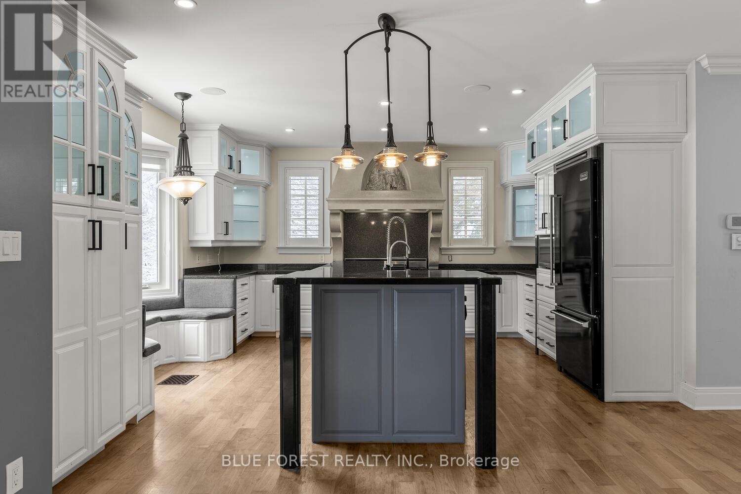 2955 Catherine Street, Thames Centre (Dorchester), ON - Indoor Photo Showing Kitchen With Upgraded Kitchen