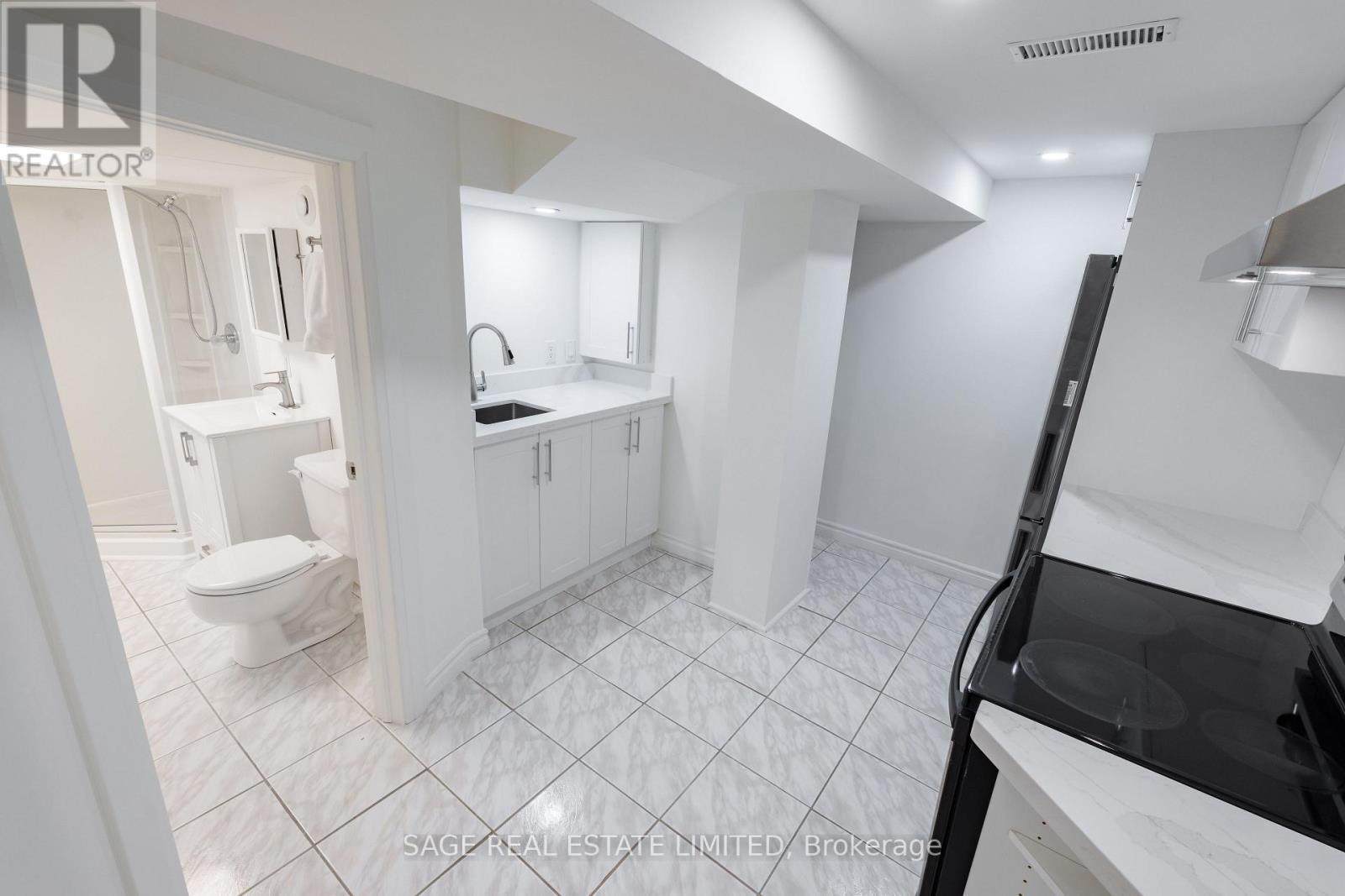 Lower - 131 Meadowvale Drive, Toronto, ON - Indoor Photo Showing Other Room