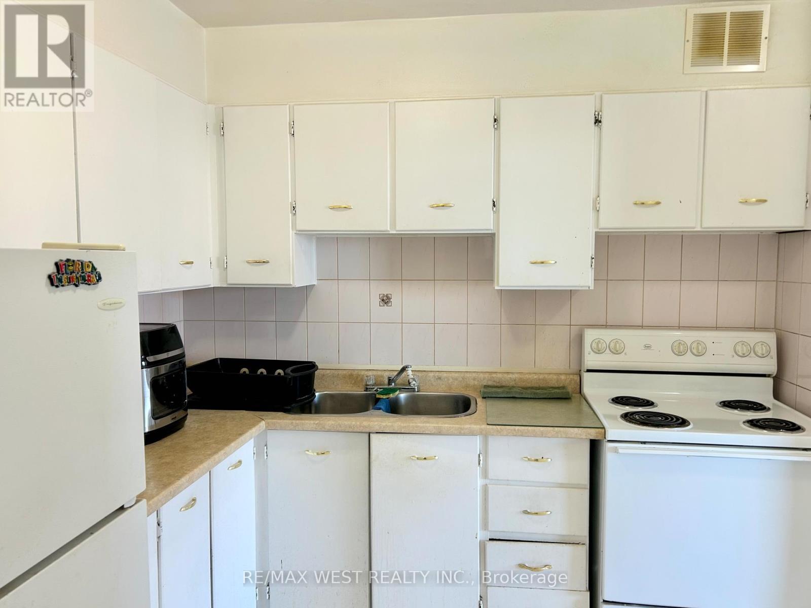 1510 - 5 San Romano Way, Toronto, ON - Indoor Photo Showing Kitchen With Double Sink