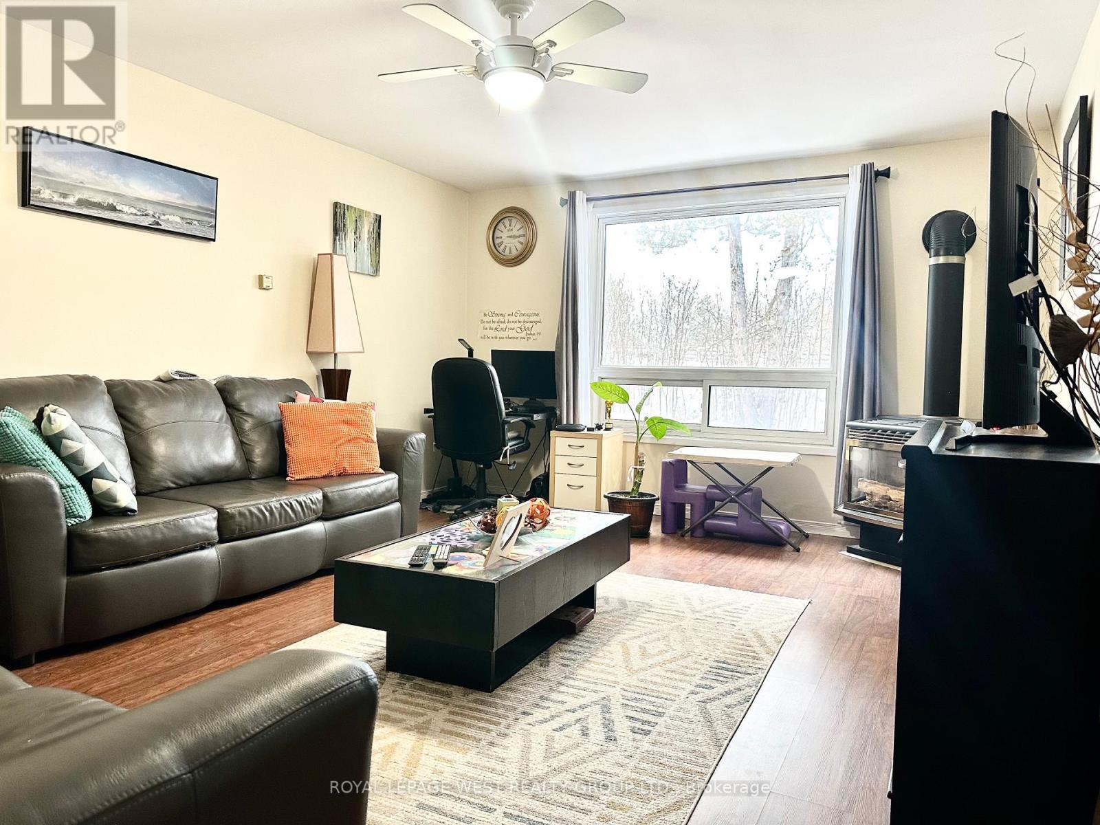 27 - 909 King Street W, Oshawa, ON - Indoor Photo Showing Living Room