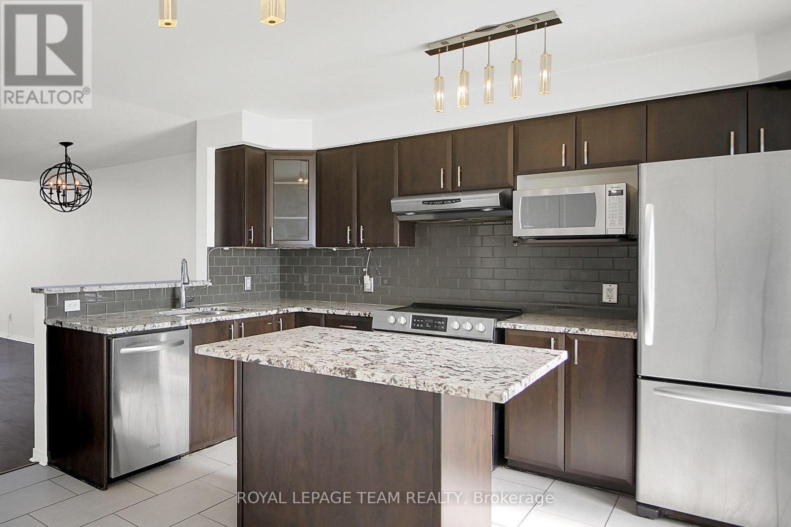 Plenty of space for entertaining! - 151 - 1512 Walkley Road S, Ottawa, ON - Indoor Photo Showing Kitchen