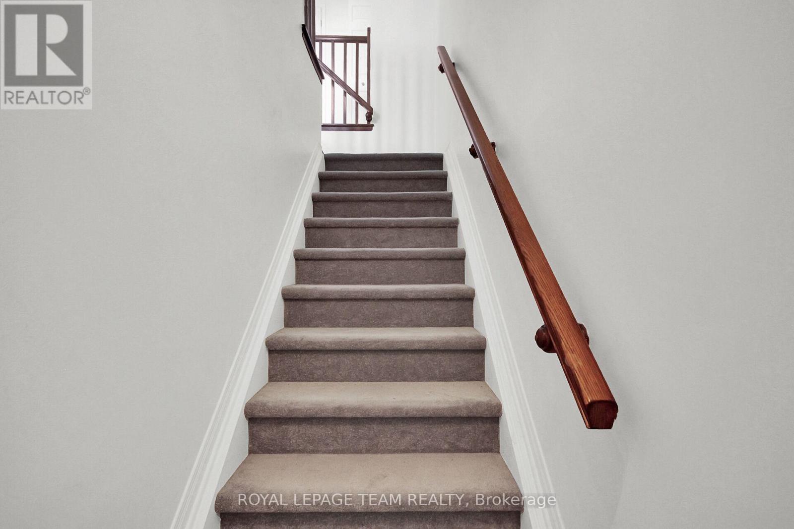 Just a few steps to the main living area. - 151 - 1512 Walkley Road S, Ottawa, ON - Indoor Photo Showing Other Room