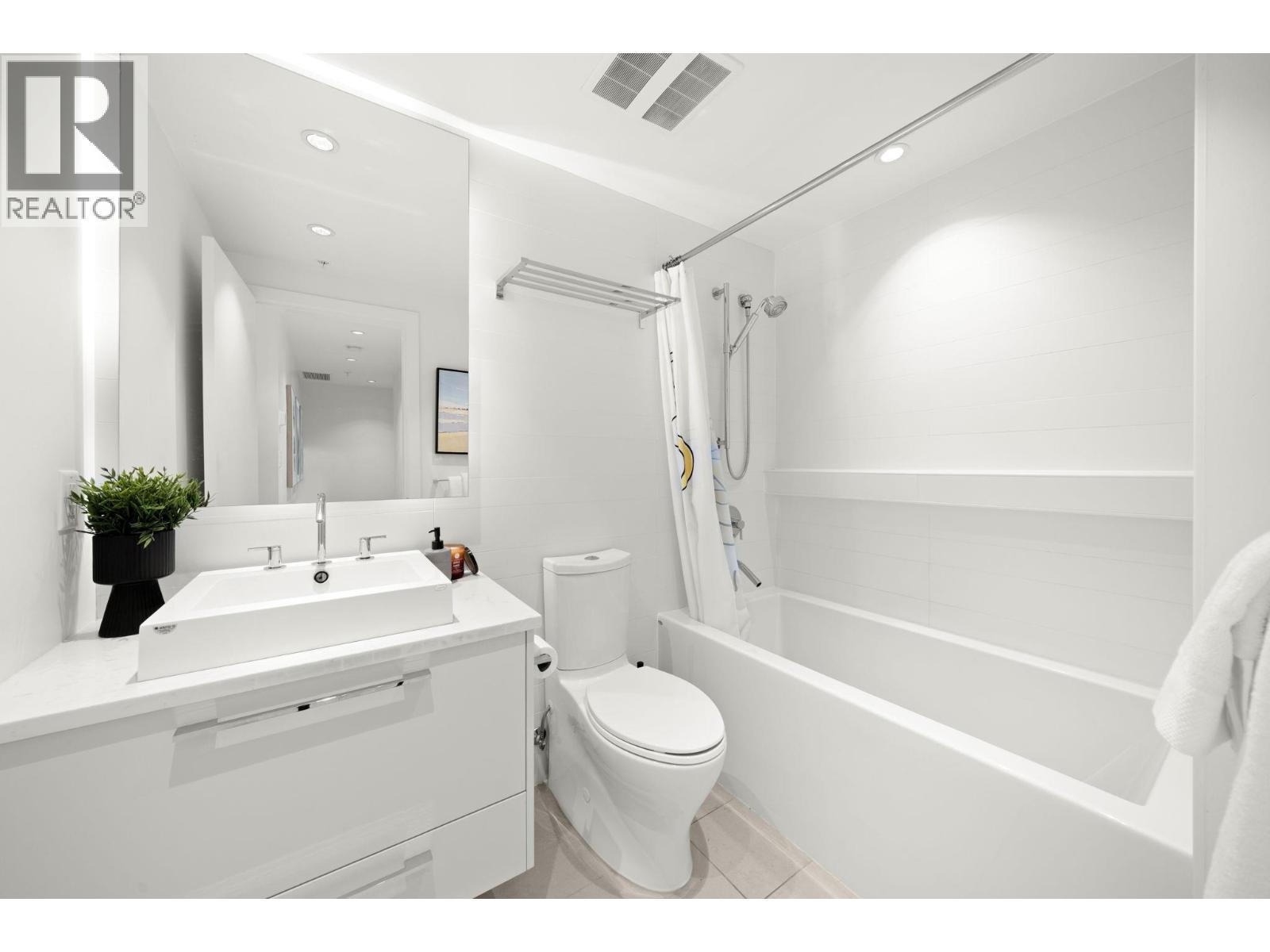 1610 7303 Noble Lane Avenue, Burnaby, BC - Indoor Photo Showing Bathroom