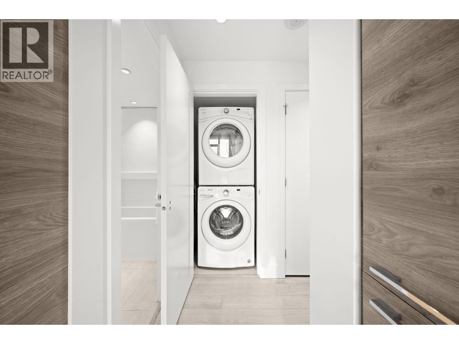 1610 7303 Noble Lane Avenue, Burnaby, BC - Indoor Photo Showing Laundry Room