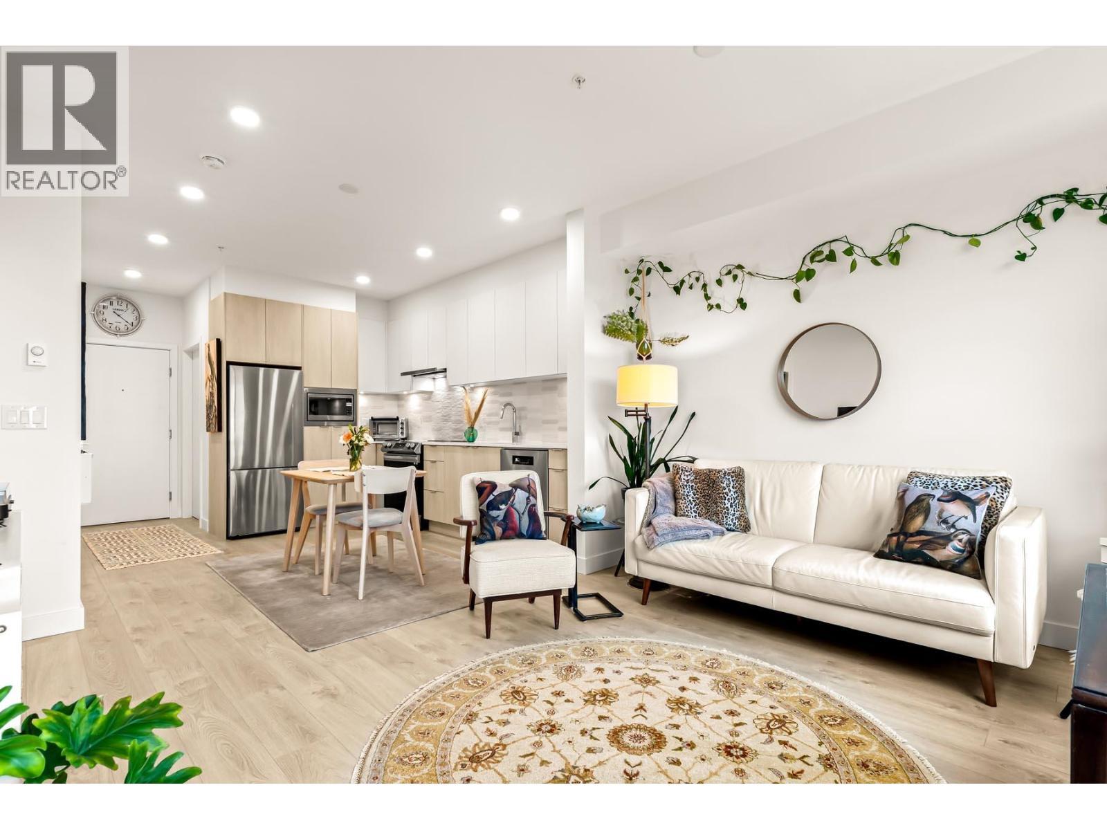 328 2499 Rabbit Drive, Tsawwassen, BC - Indoor Photo Showing Living Room
