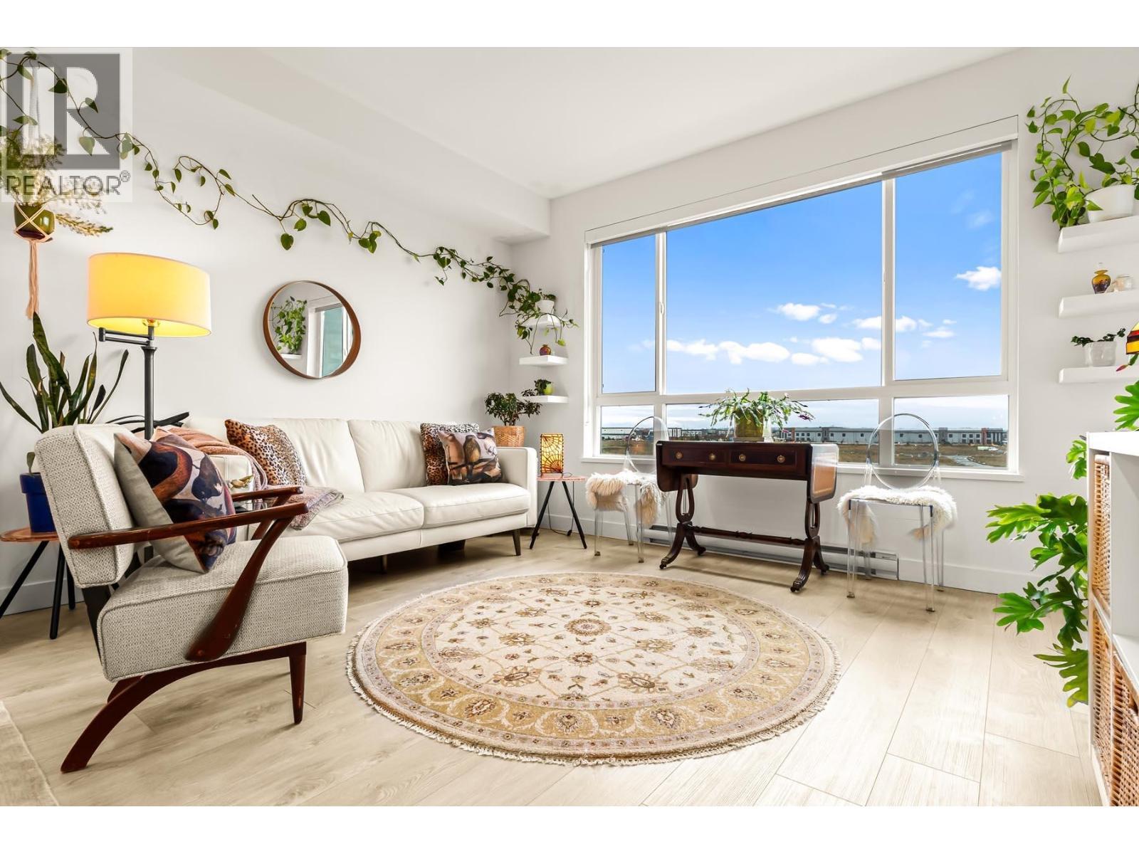 328 2499 Rabbit Drive, Tsawwassen, BC - Indoor Photo Showing Living Room