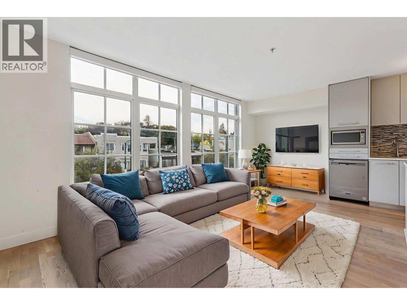 306 4355 W 10Th Avenue, Vancouver, BC - Indoor Photo Showing Living Room