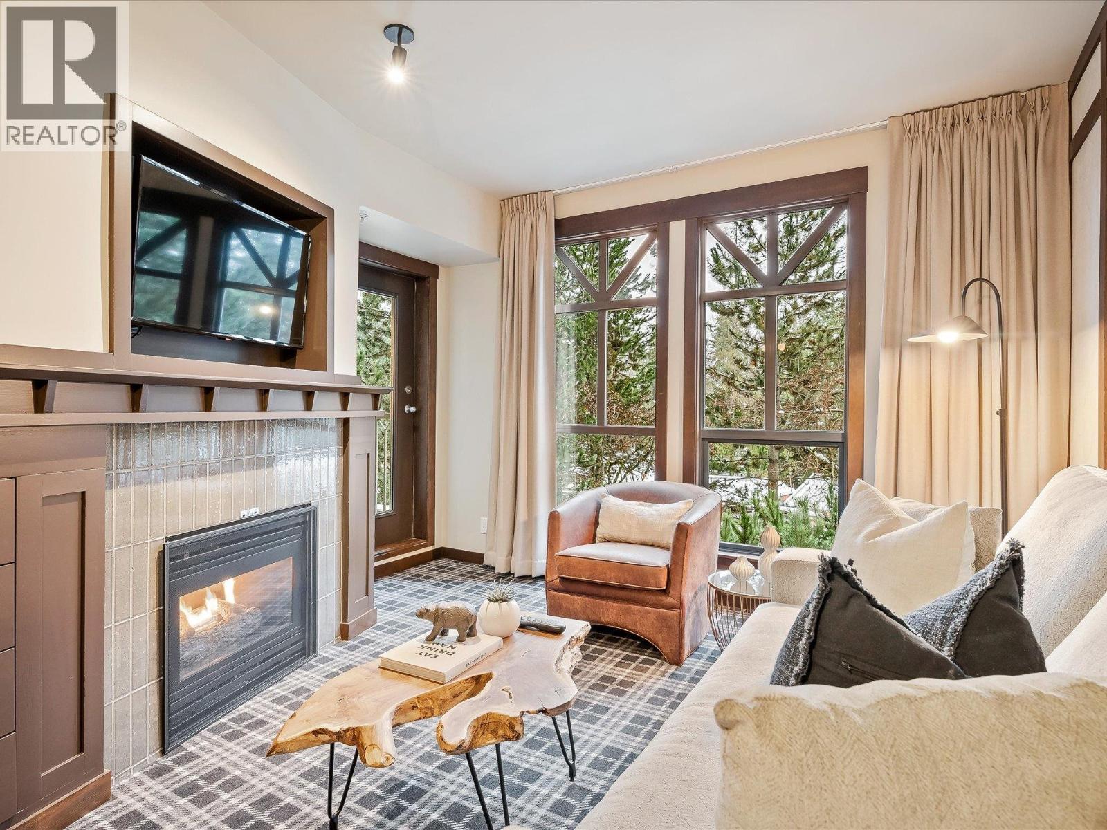315 4320 Sundial Crescent, Whistler, BC - Indoor Photo Showing Living Room With Fireplace