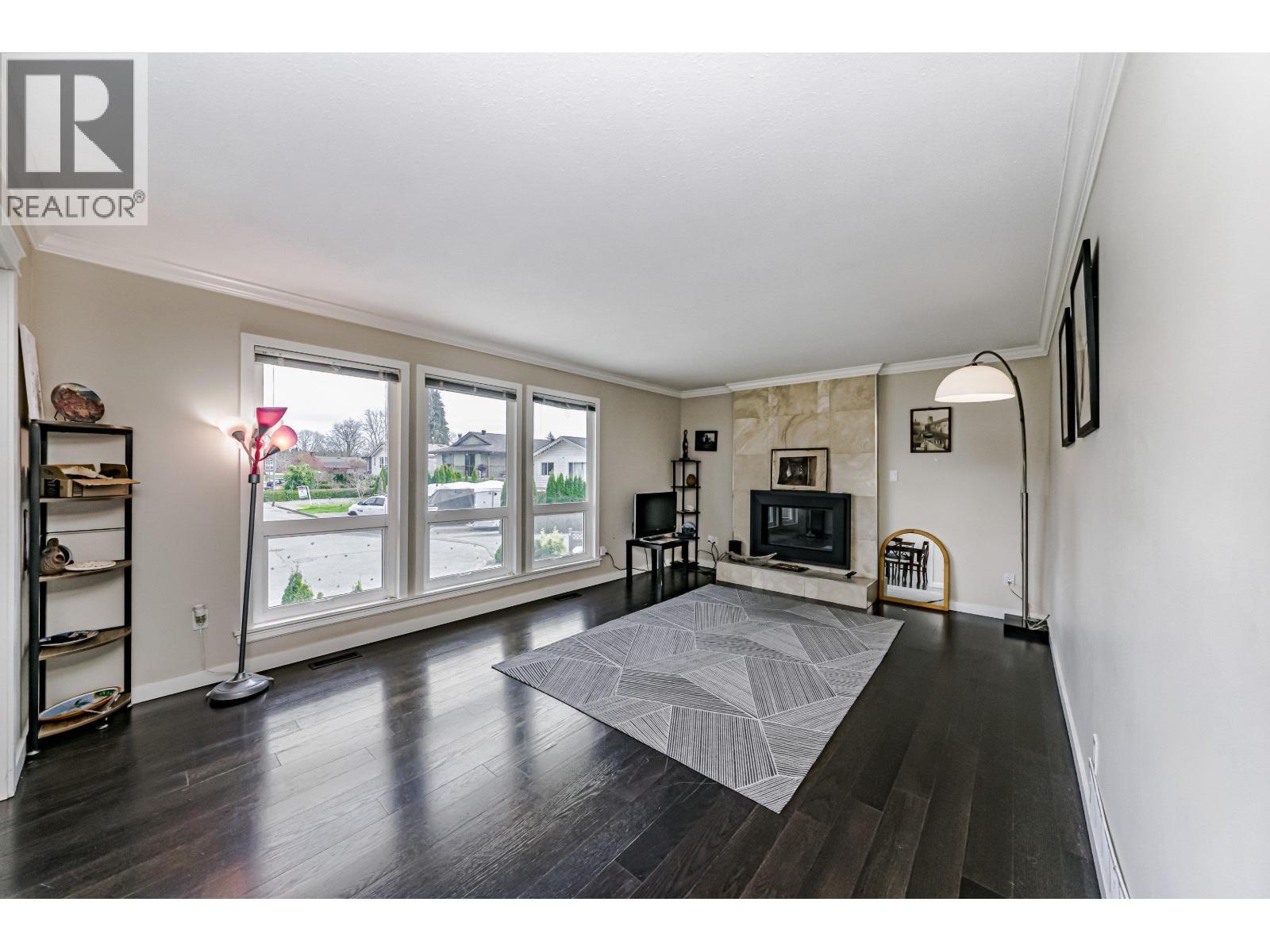 3151 Frey Place, Port Coquitlam, BC - Indoor Photo Showing Living Room With Fireplace