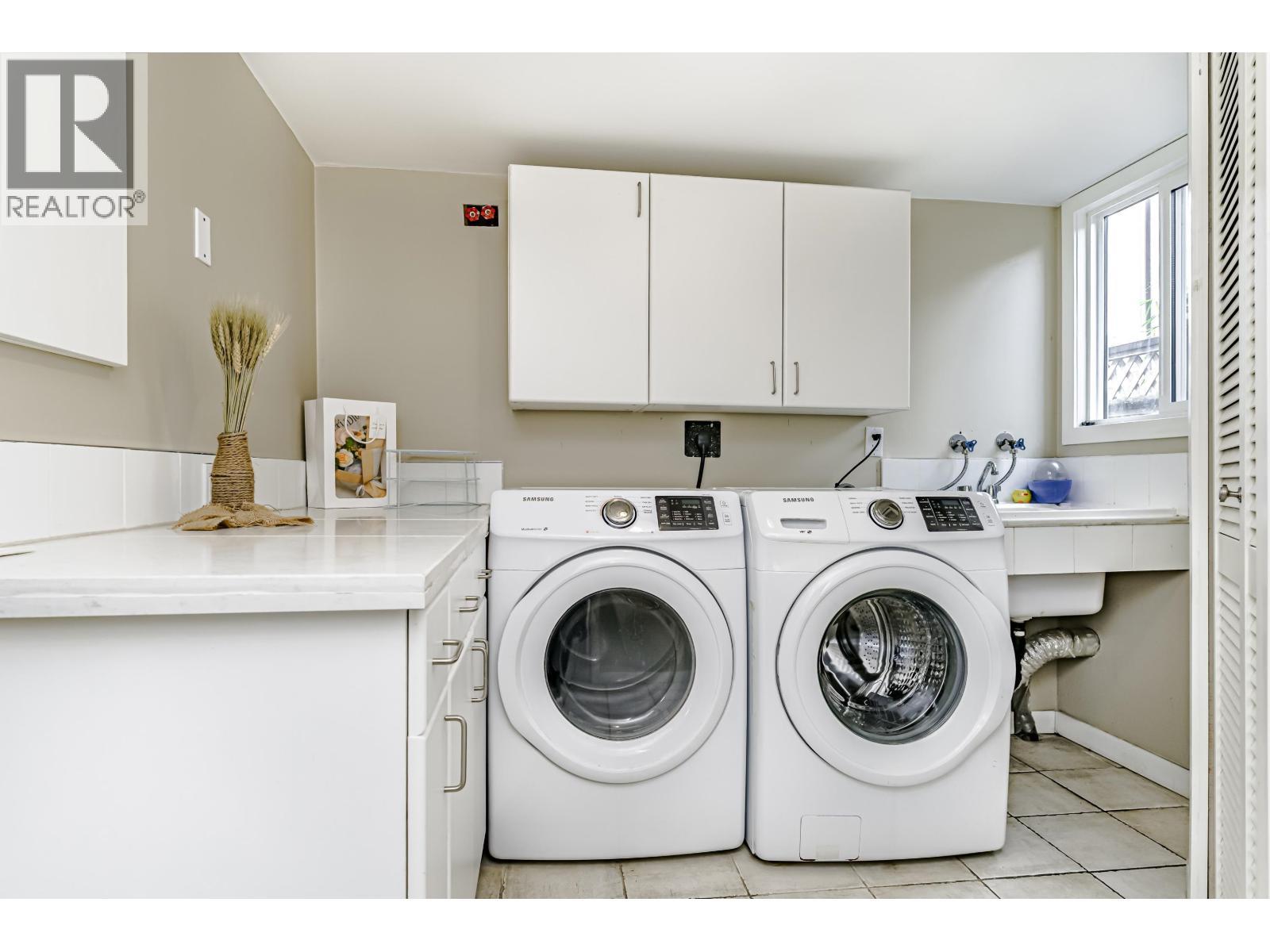 3151 Frey Place, Port Coquitlam, BC - Indoor Photo Showing Laundry Room