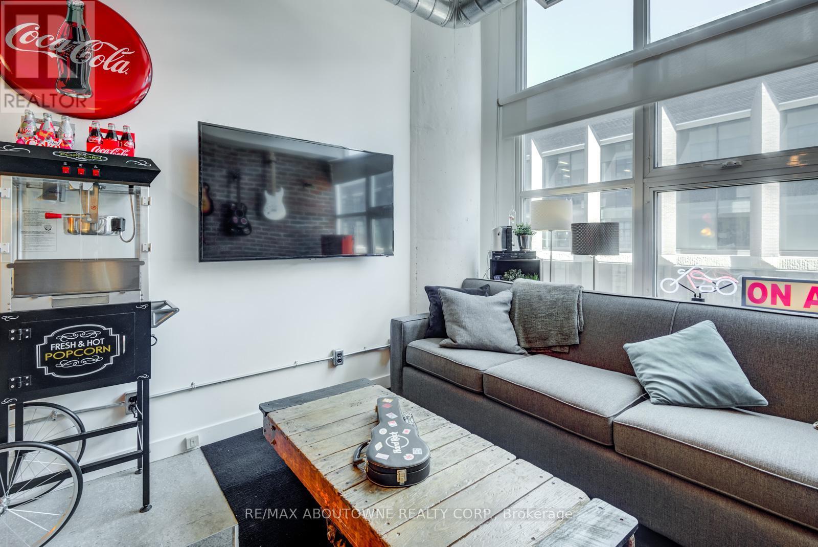 826 - 155 Dalhousie Street, Toronto, ON - Indoor Photo Showing Living Room