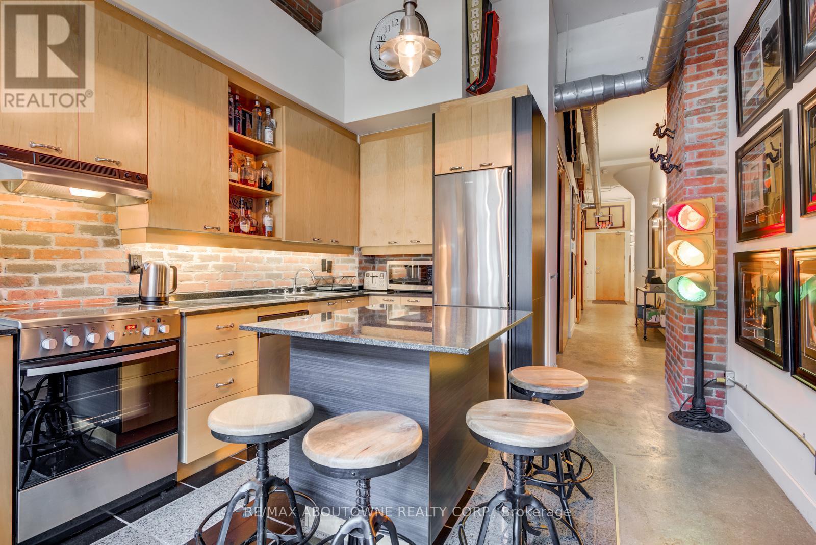 826 - 155 Dalhousie Street, Toronto, ON - Indoor Photo Showing Kitchen