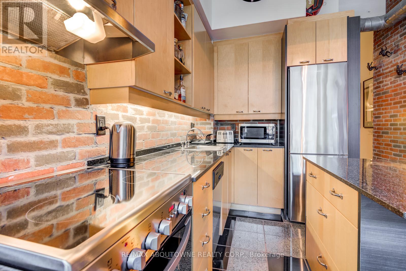 826 - 155 Dalhousie Street, Toronto, ON - Indoor Photo Showing Kitchen
