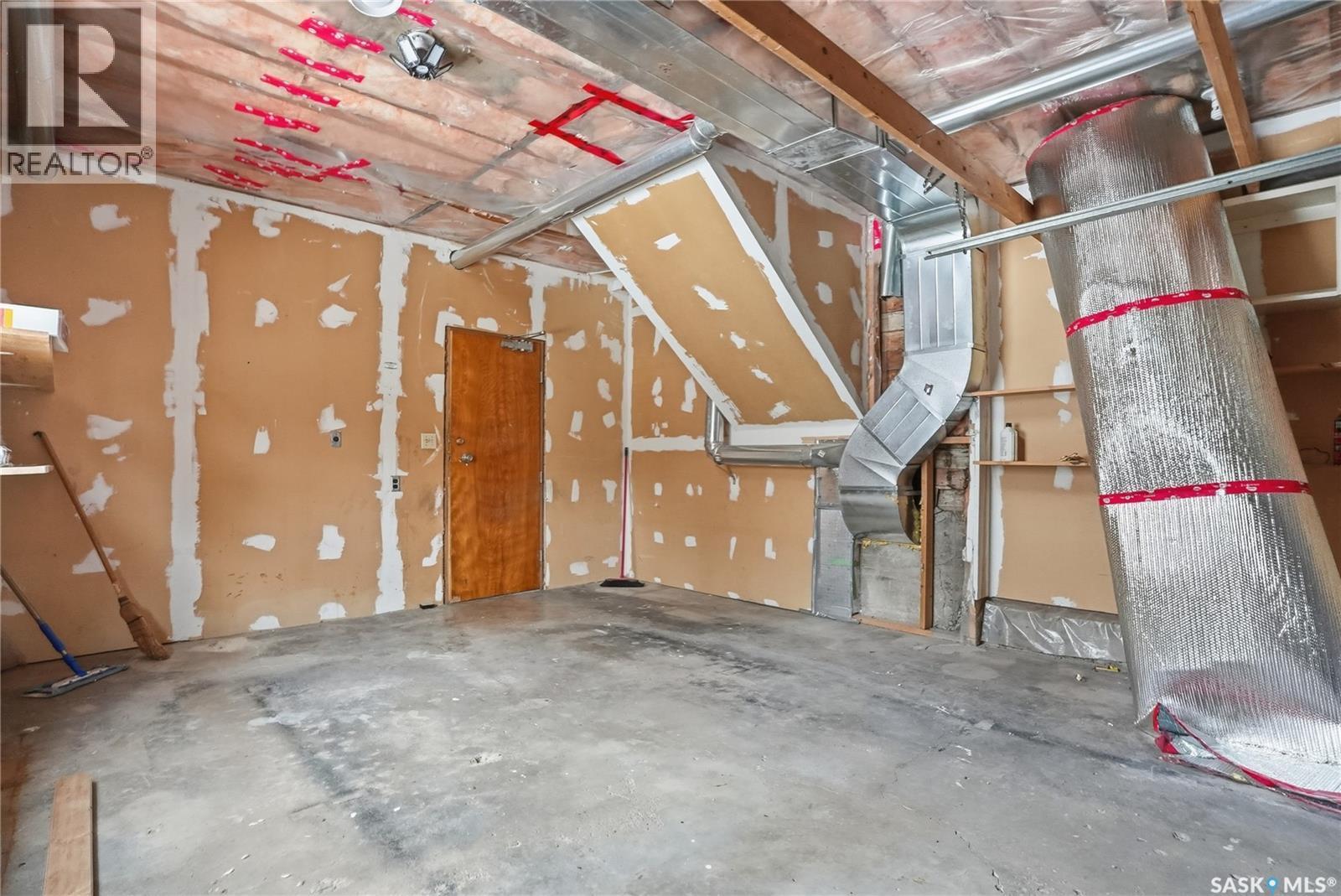 901 6Th Street E, Saskatoon, SK - Indoor