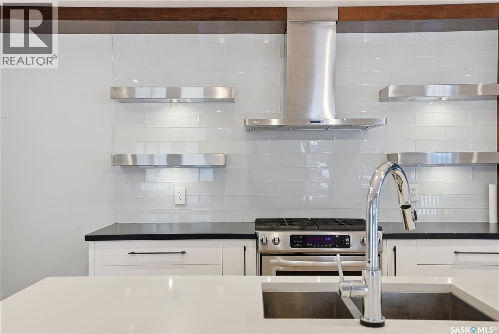 901 6Th Street E, Saskatoon, SK - Indoor Photo Showing Kitchen With Double Sink With Upgraded Kitchen