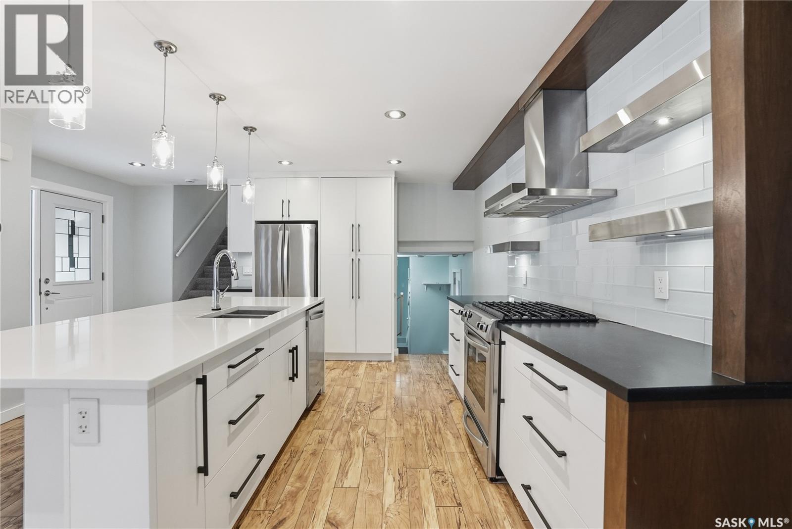 901 6Th Street E, Saskatoon, SK - Indoor Photo Showing Kitchen With Upgraded Kitchen