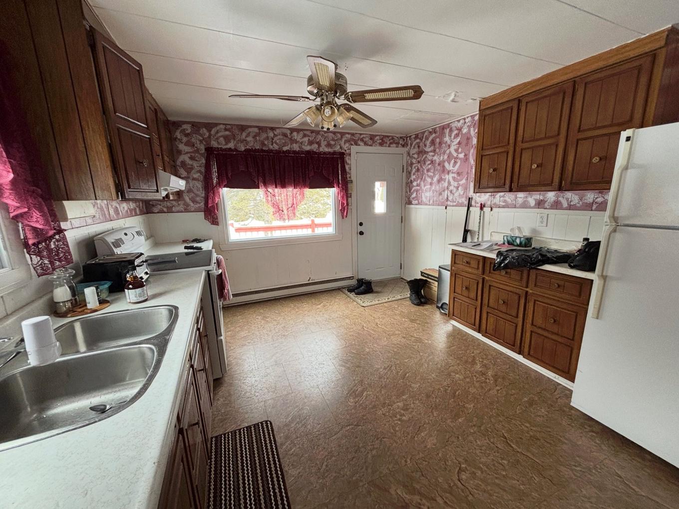 Cuisine - 5 Rue Aubin, Brownsburg-Chatham, QC - Indoor Photo Showing Kitchen With Double Sink
