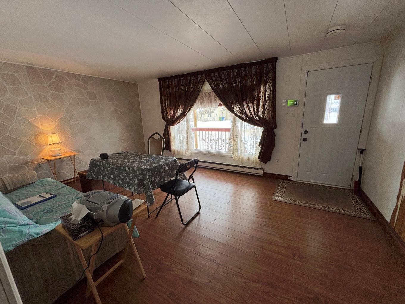 Salon - 5 Rue Aubin, Brownsburg-Chatham, QC - Indoor Photo Showing Other Room