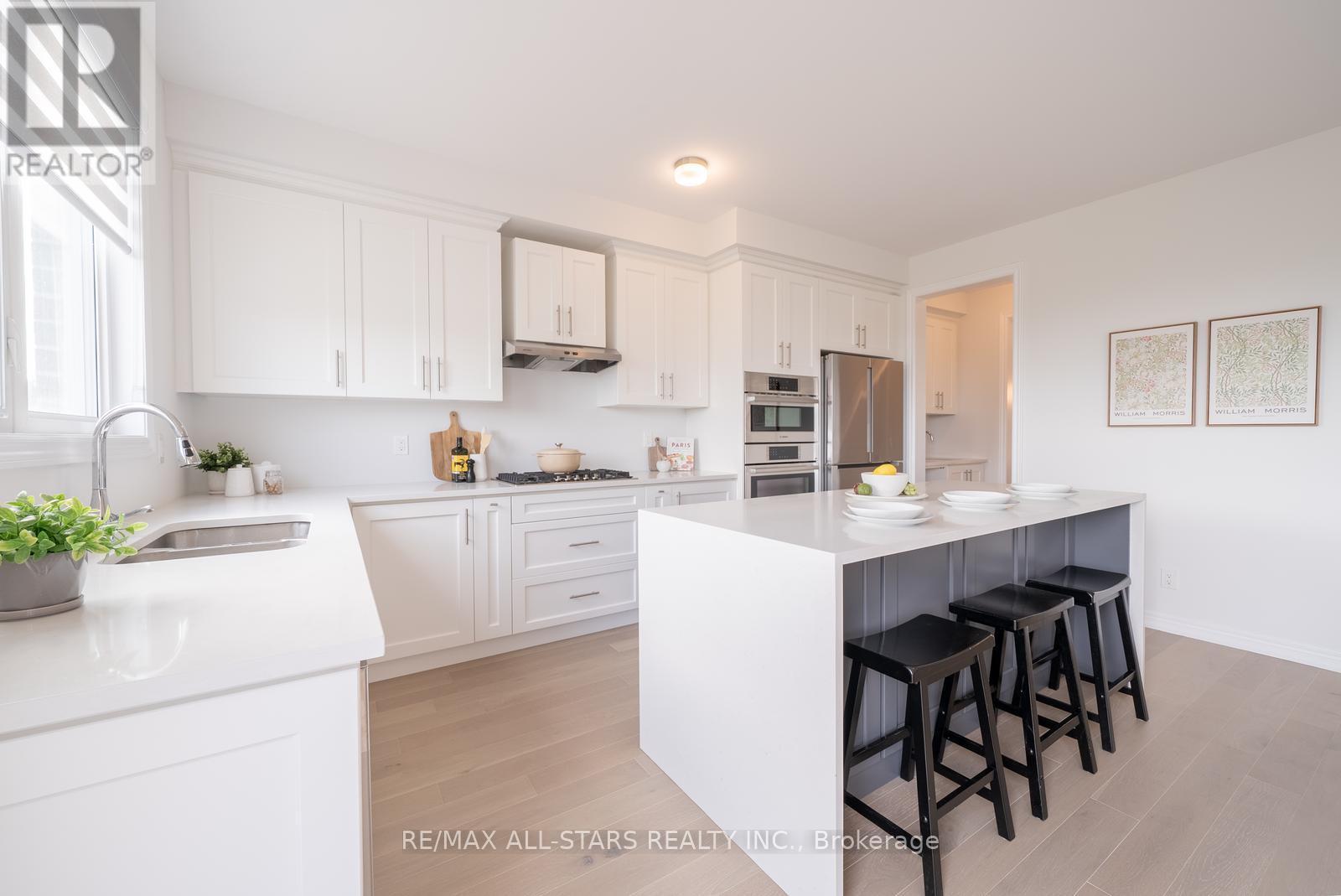 129 Busato Drive, Whitchurch-Stouffville, ON - Indoor Photo Showing Kitchen With Double Sink With Upgraded Kitchen