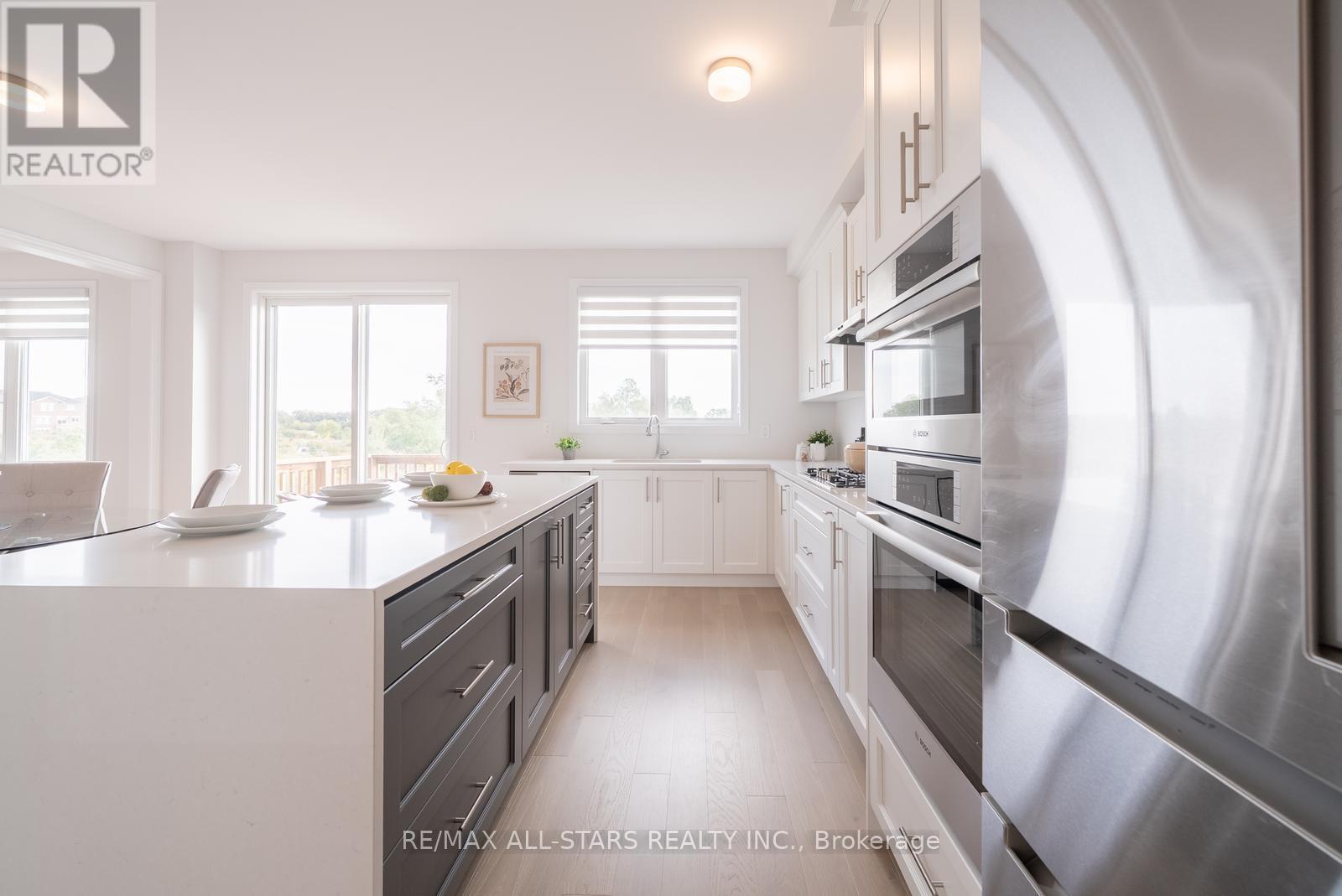 129 Busato Drive, Whitchurch-Stouffville, ON - Indoor Photo Showing Kitchen With Upgraded Kitchen