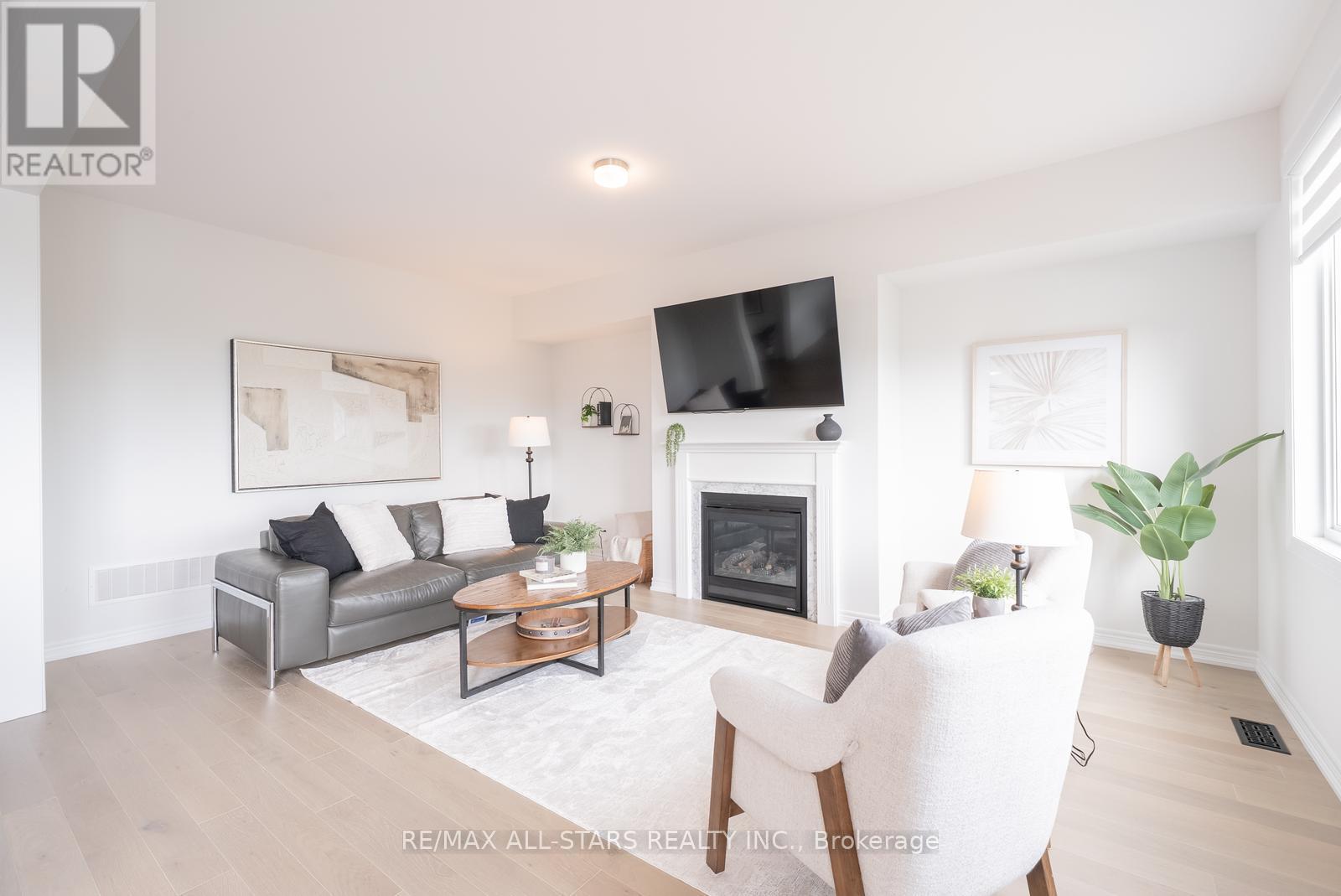129 Busato Drive, Whitchurch-Stouffville, ON - Indoor Photo Showing Living Room With Fireplace