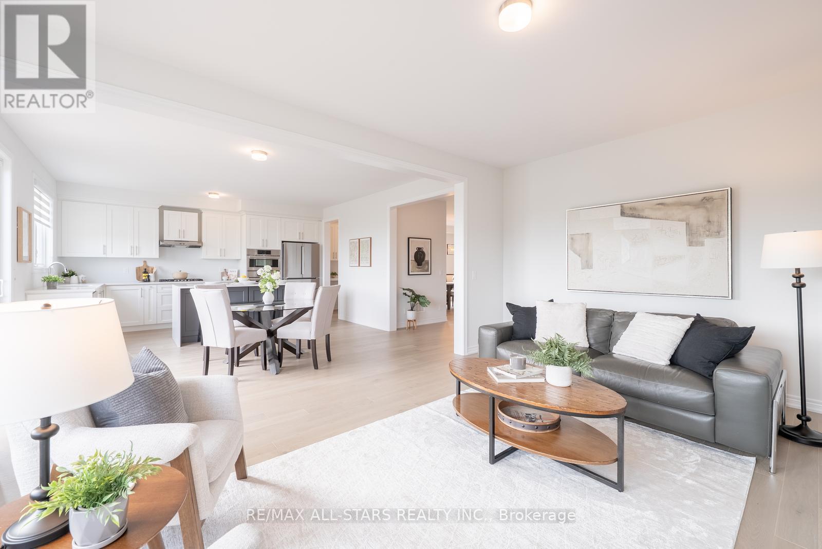 129 Busato Drive, Whitchurch-Stouffville, ON - Indoor Photo Showing Living Room