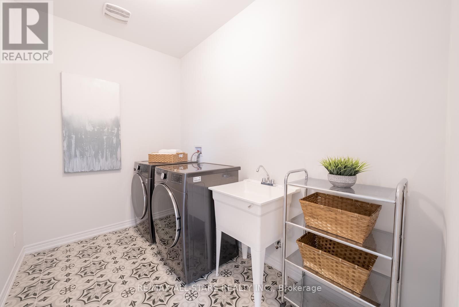 129 Busato Drive, Whitchurch-Stouffville, ON - Indoor Photo Showing Laundry Room