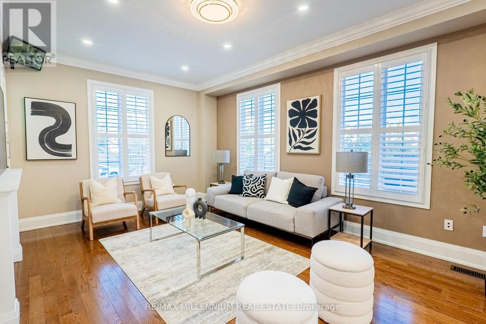 1 Bracknell Avenue, Markham, ON - Indoor Photo Showing Living Room