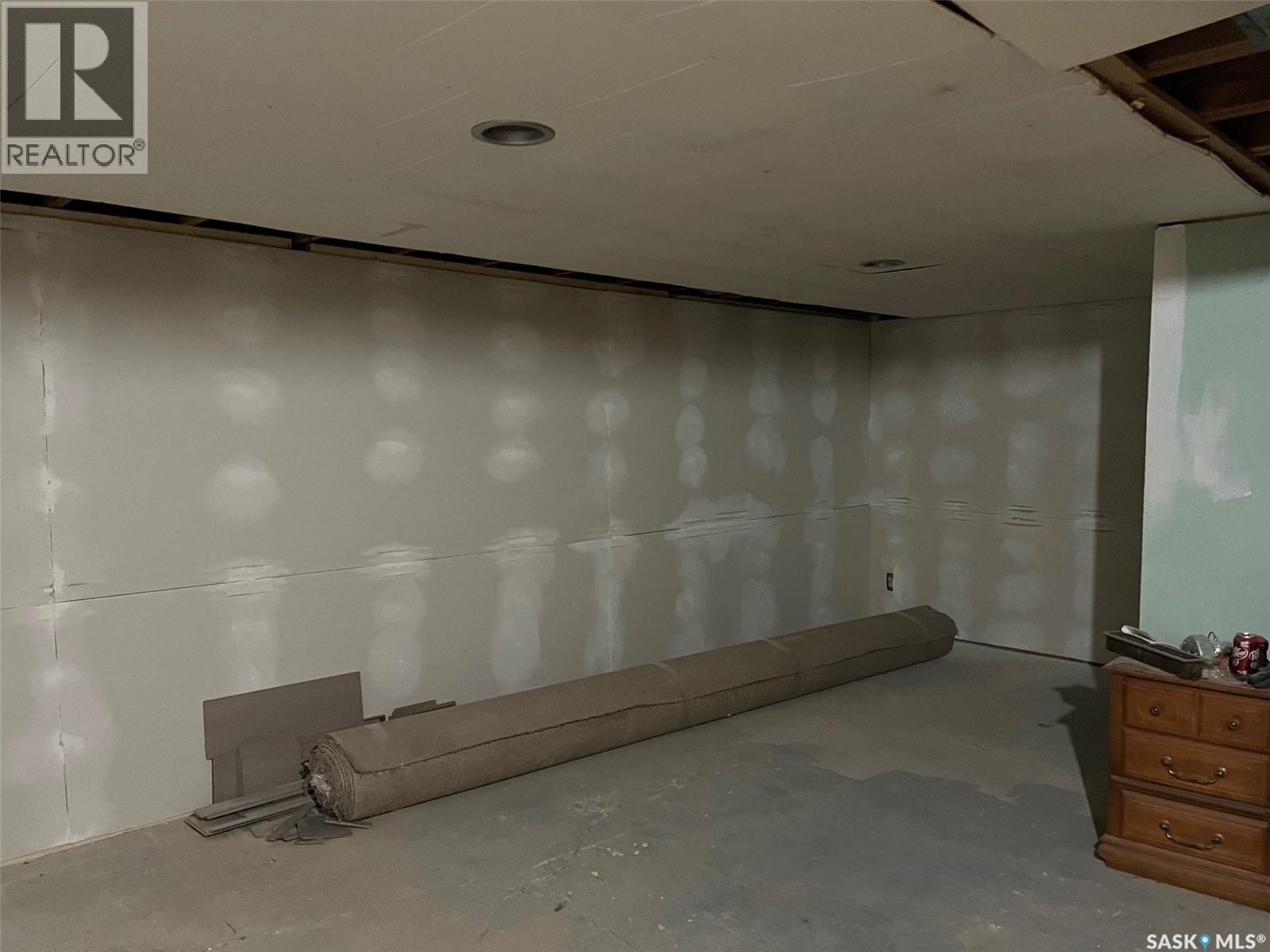 211 2Nd Street E, Lafleche, SK - Indoor Photo Showing Garage