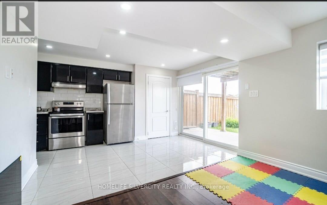 62 Tysonville Circle, Brampton, ON - Indoor Photo Showing Kitchen