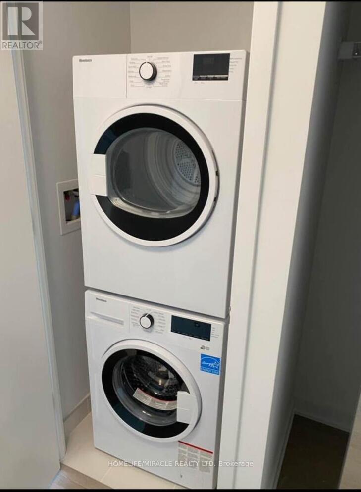 918 - 86 Dundas Street E, Mississauga, ON - Indoor Photo Showing Laundry Room