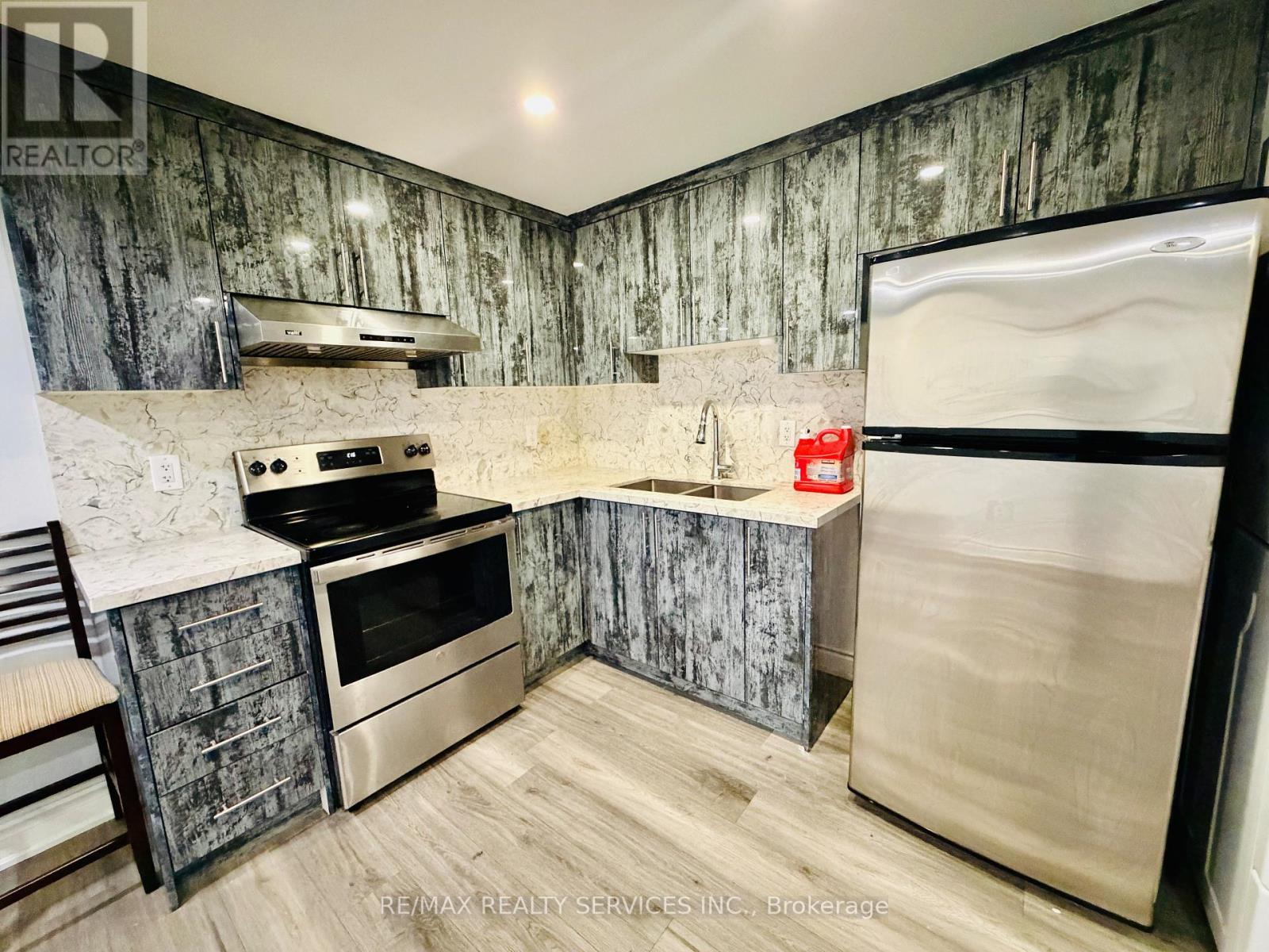 67 Larson Peak Road, Caledon, ON - Indoor Photo Showing Kitchen With Double Sink