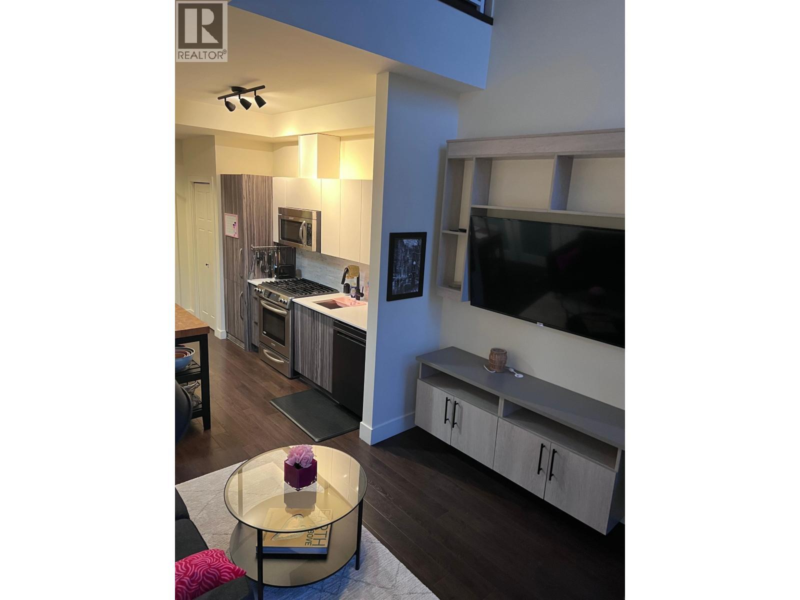 404 2250 Commercial Drive, Vancouver, BC - Indoor Photo Showing Kitchen