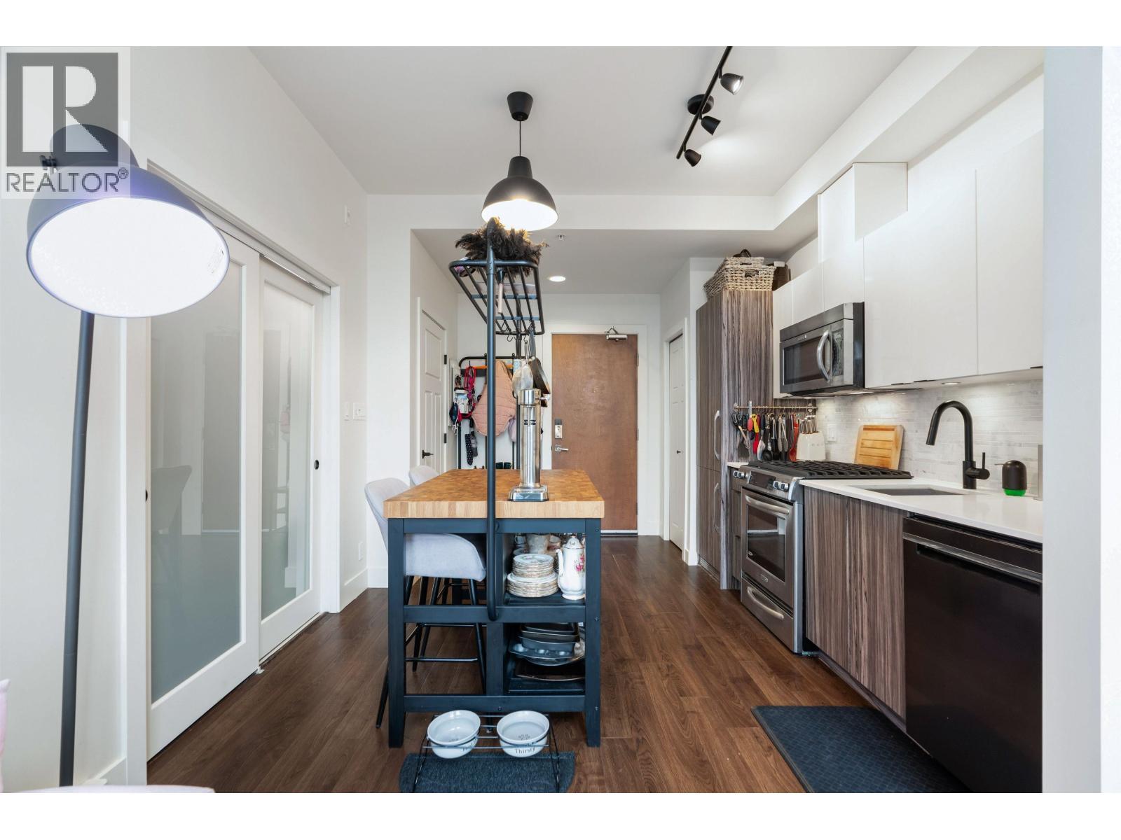 404 2250 Commercial Drive, Vancouver, BC - Indoor Photo Showing Kitchen With Upgraded Kitchen