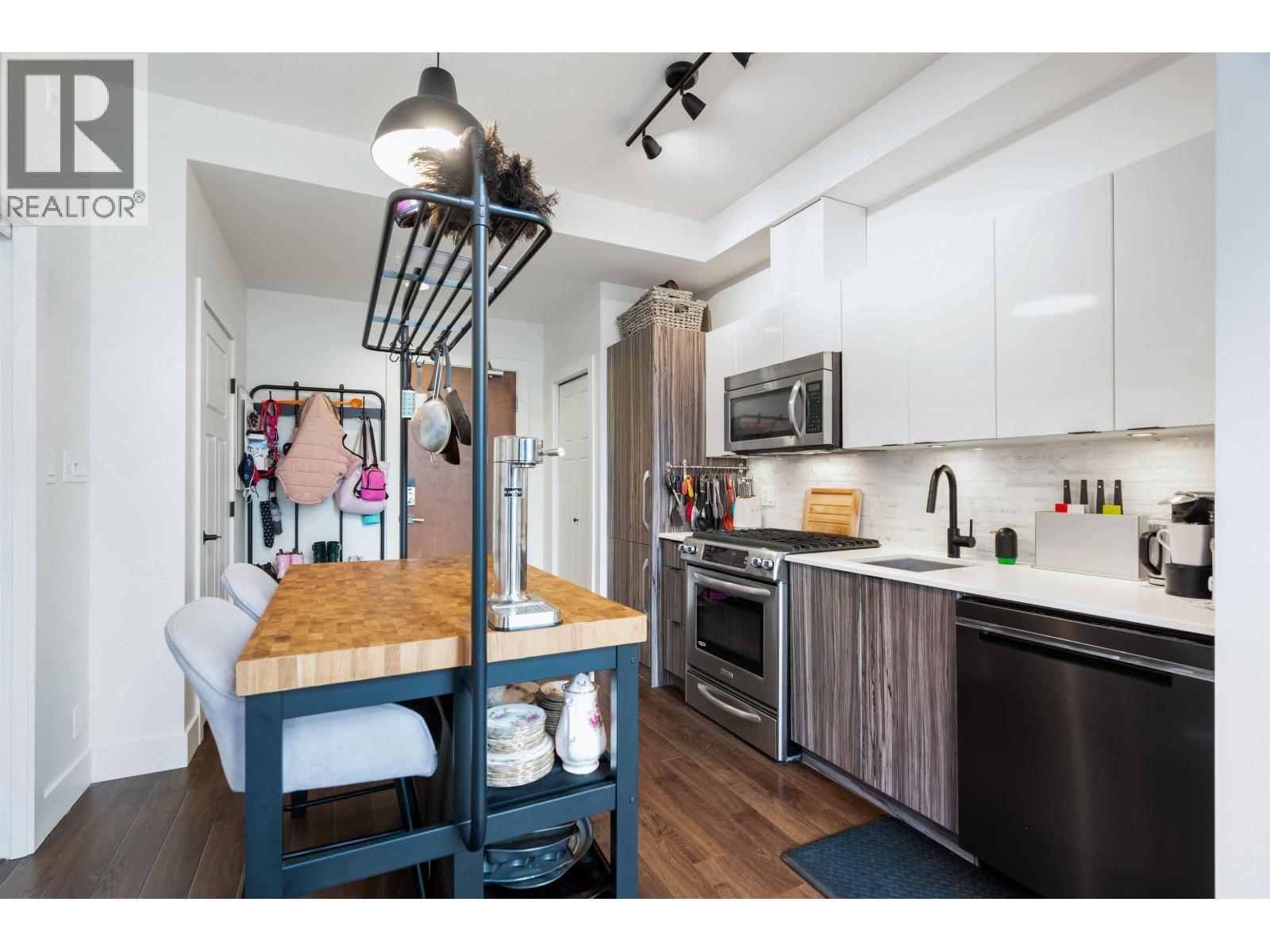 404 2250 Commercial Drive, Vancouver, BC - Indoor Photo Showing Kitchen With Stainless Steel Kitchen With Upgraded Kitchen