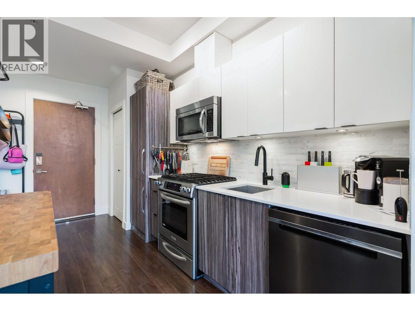 404 2250 Commercial Drive, Vancouver, BC - Indoor Photo Showing Kitchen With Upgraded Kitchen