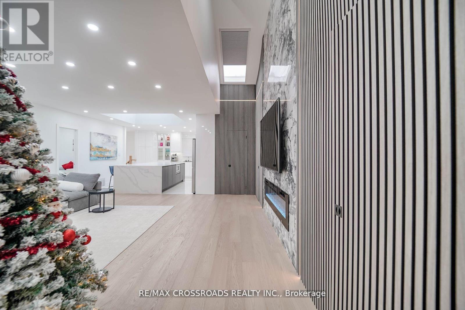 7118 Yonge Street, Innisfil, ON - Indoor Photo Showing Other Room