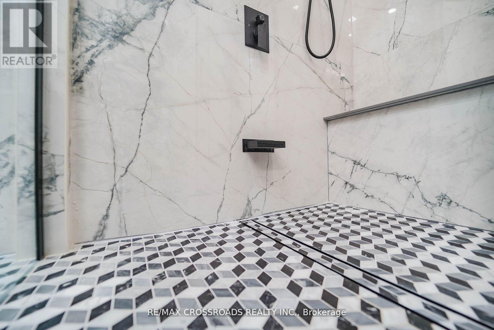 stepless shower - 7118 Yonge Street, Innisfil, ON - Indoor