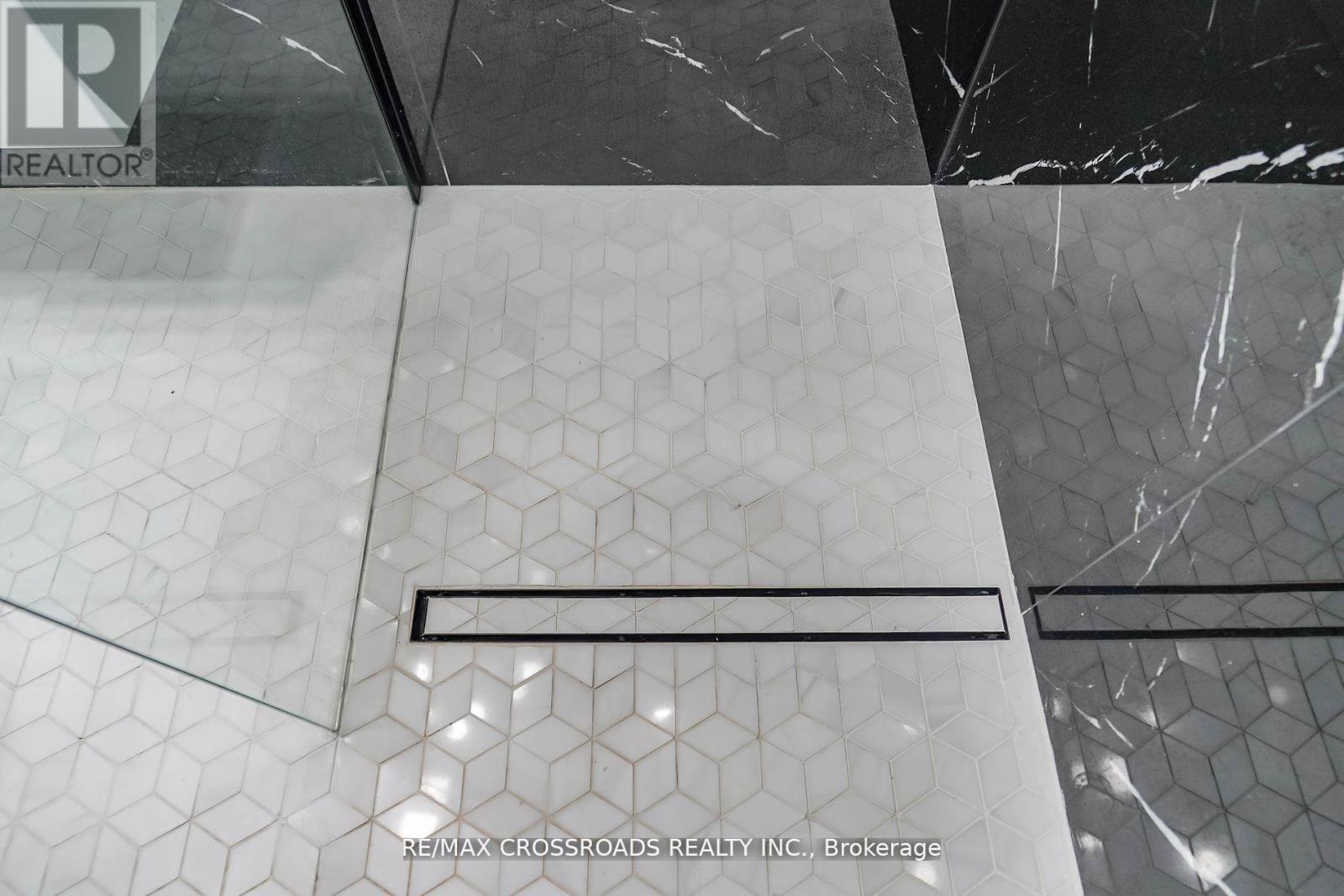 stepless shower - 7118 Yonge Street, Innisfil, ON -