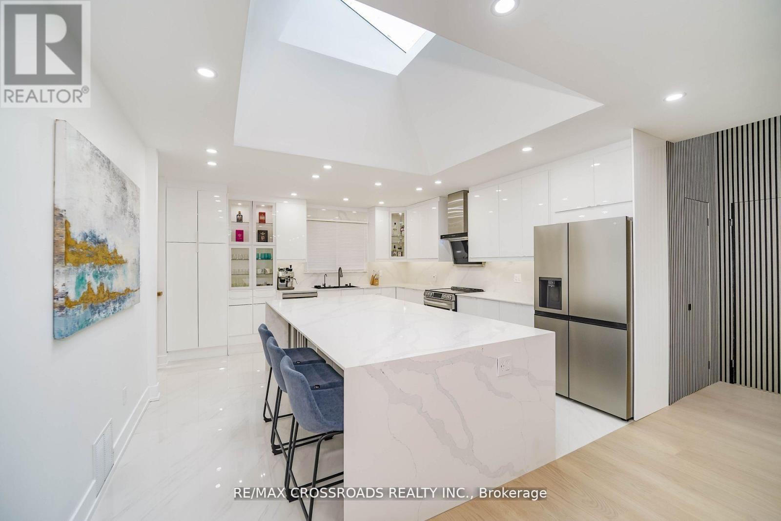 7118 Yonge Street, Innisfil, ON - Indoor Photo Showing Kitchen With Upgraded Kitchen